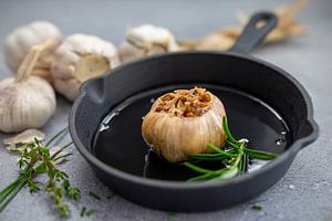 Ail grillé dans une poêle en fonte
