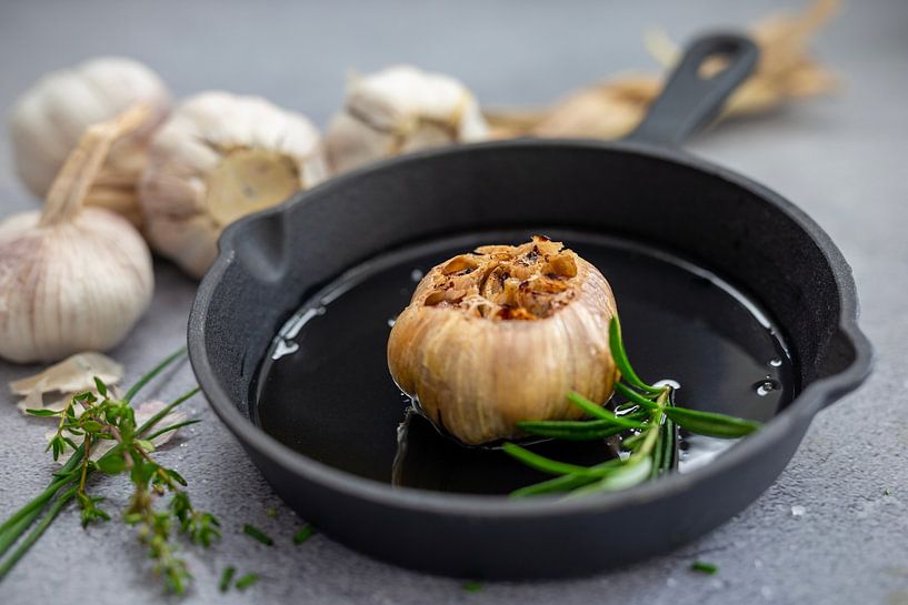 Gepofte knoflook in een gietijzeren pan van Miranda van Hulst