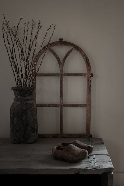 Ländliches Stillleben mit Stallfenster, Weidenkätzchen und Holzschuhen von Mayra Fotografie