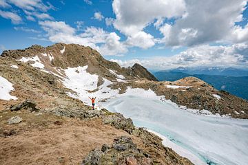 Türkiser Bergsee mit Schnee und Eis bei Pfunders in Südtirol von Leo Schindzielorz