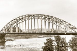 Waalbrug bij Nijmegen (in sepia) van Fotografie Jeronimo