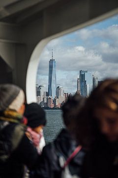 One World Trade Center vanaf de ferry naar Ellis Island van Bas de Glopper