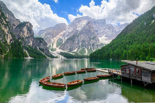 Pragser Wildsee of Lago di Braies in de Dolomieten tijdens de lente