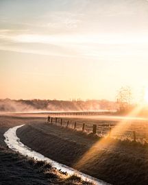 Schöner nebliger Sonnenaufgang von Bram Veerman