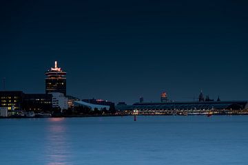 Amsterdam Tower en het Amsterdamse Centraal Station in avondlicht van Wim Stolwerk