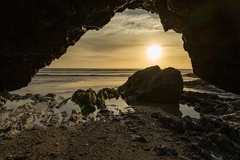 Vue de la grotte sur le coucher de soleil sur la mer