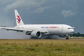 Die nasse Start- und Landebahn Schiphol wird trocken geblasen. von Jaap van den Berg