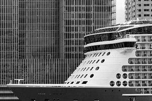 Cruiseschip voor de Rotterdam in Rotterdam sur Michèle Huge