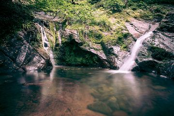 Zomerse waterval van Jennifer De Cock