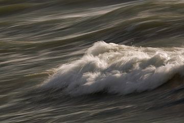 An incoming wave by Ronald Pol
