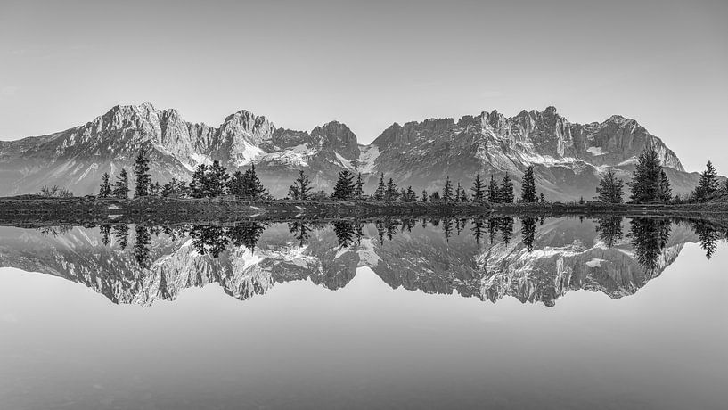 Wilder Kaiser in Tirol schwarz-weiß von Michael Valjak