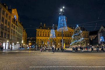 Kerstmis op de Dam in Amsterdam bij avond in Nederland van Eye on You