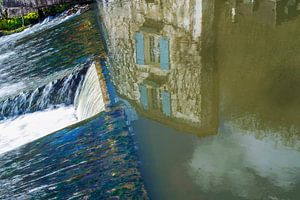 Französische Fensterläden spiegeln sich im Wasser
