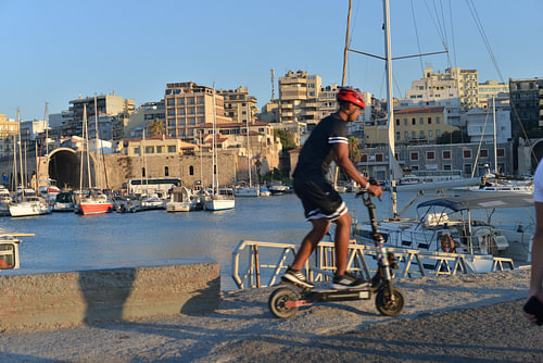Kretischer Sommerspaß mit E-Scooter am Hafen von Heraklion