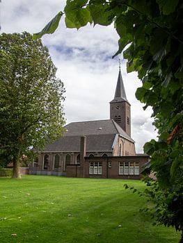 De hervormde kerk van zwartsluis in het midden van het groen