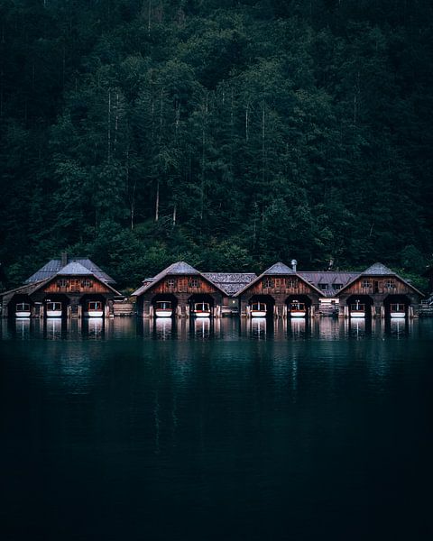 Boten in rust bij Königssee, Beieren, Duitsland van Marion Stoffels