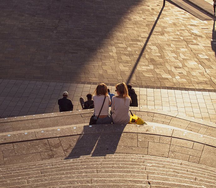 women relaxing at the Jaarbeursplein in colour by Bart van Lier