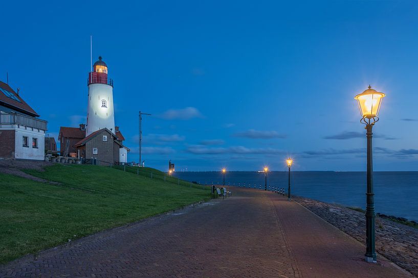Blaue Stunde am Leuchtturm von Urk (Flevoland) von Ardi Mulder