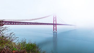 Ponte 25 de Abril Verdwenen in de mist, Lissabon, Portugal van Madan Raj Rajagopal