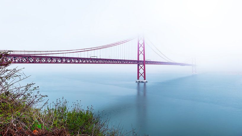 Ponte 25 de Abril Verdwenen in de mist, Lissabon, Portugal van Madan Raj Rajagopal