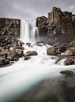 Chute d'eau Öxarárfoss en Islande (orientation verticale)