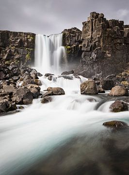 Öxarárfoss waterval in IJsland (verticale oriëntatie) van Tim Emmerzaal