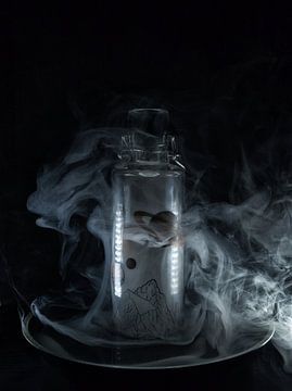 Creatieve opname met een soulfles en rook van Wolfgang Unger