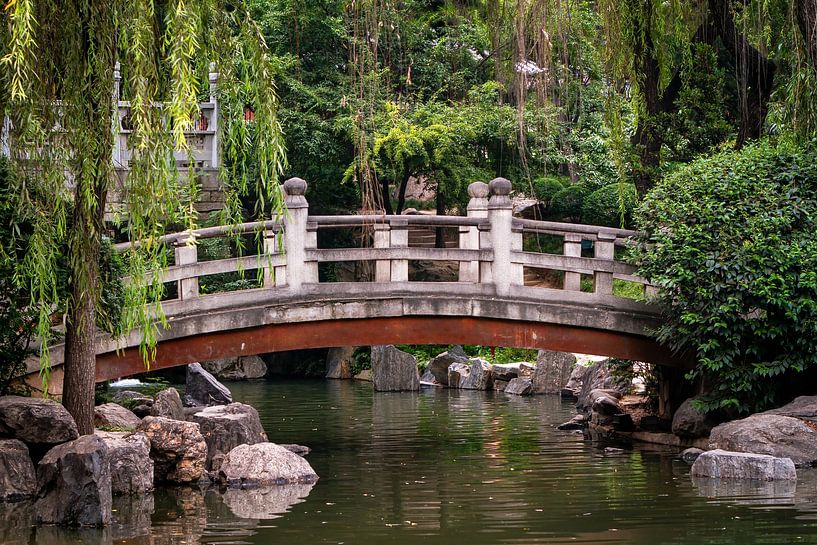 Le pont dans le parc par Roland Brack