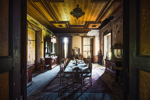 Salle à manger déserte dans une villa portugaise.