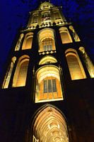 Verlichte Domtoren asymmetrisch gefotografeerd in kikkerperspectief.