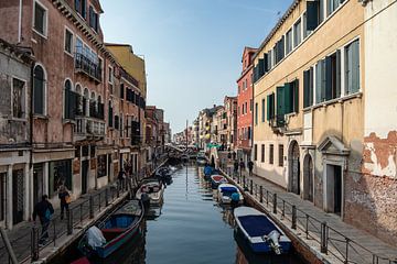 Historische Gebäude in der Altstadt von Venedig in Italien von Rico Ködder
