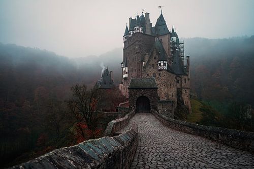Mistige ochtend bij Burg Eltz in Duitsland