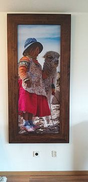 Klantfoto: Bolivia, klein meisje met Alpaca van Tanja de Mooij