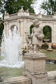 Figuren bij de sprookjesachtige fontein uit 1913 in het Volkspark Friedrichshain in Berlijn van Heiko Kueverling
