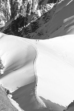 Skieurs alpinistes en aval de l'Aiguille du Midi sur Hozho Naasha