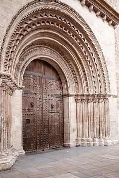 Beeindruckende Holztür einer Kirche in Valencia von Fotografia Elegante