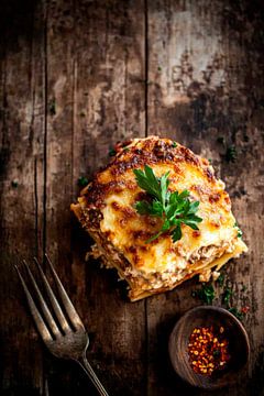 Heerlijke lasagne op rustiek hout van Poster Art Shop
