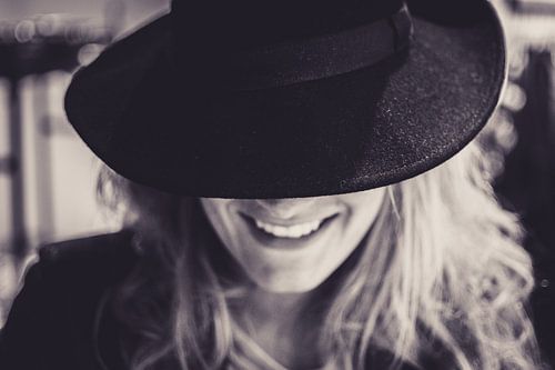 Mit Gesicht bedecktes Lächeln