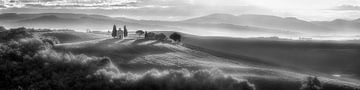 Weite Landschaft der Toskana in Italien in schwarzweiß von Manfred Voss, Schwarz-weiss Fotografie