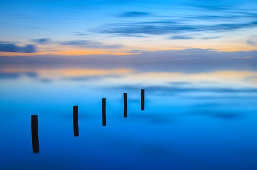 Een serene zonsondergang met een prachtige weerspiegeling