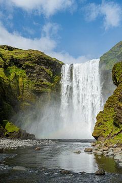 Skógafoss waterval – IJslandse kracht in groen decor van Stedelijke landschappen - Rick Van der Poorten Fotografie
