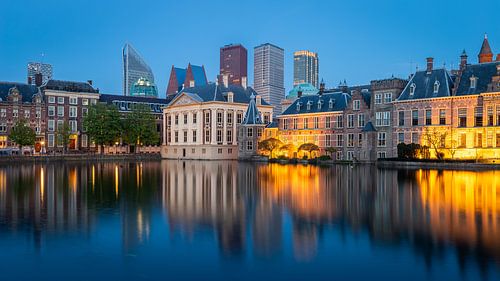 Uitzicht op het Binnenhof en Mauritshuis in de avond