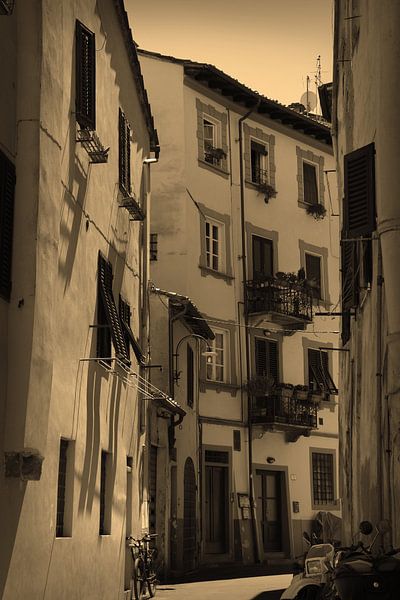 Toscane Italië Lucca Binnenstad Sepia van Hendrik-Jan Kornelis