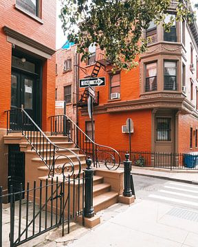 Straathoek van rode huizen in Brooklyn Heights, New York. van Michiel Dros
