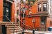 Straathoek van rode huizen in Brooklyn Heights, New York. van Michiel Dros