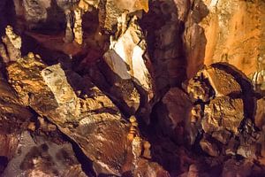Erdtöne. Die Farbe des Steins, Höhle in Paklenica NP, Kroatien