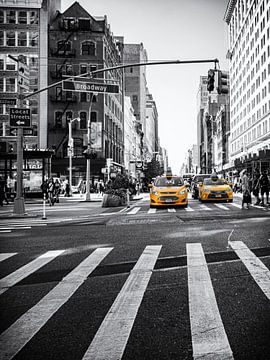 New York Broadway Gelbe Taxis Colorkey USA von Carina Buchspies