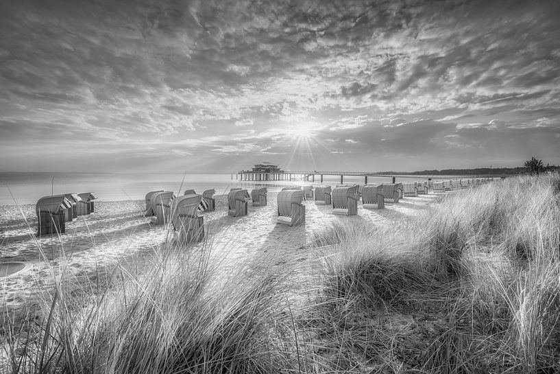 Dünen und Strandkörbe am Timmendorfer Strand. Schwarzweiss . von Manfred Voss, Schwarz-weiss Fotografie