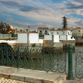 Tavira met zijn middeleeuwse brug, Portugal van Ines Porada