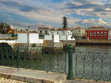 Tavira met zijn middeleeuwse brug, Portugal van Ines Porada